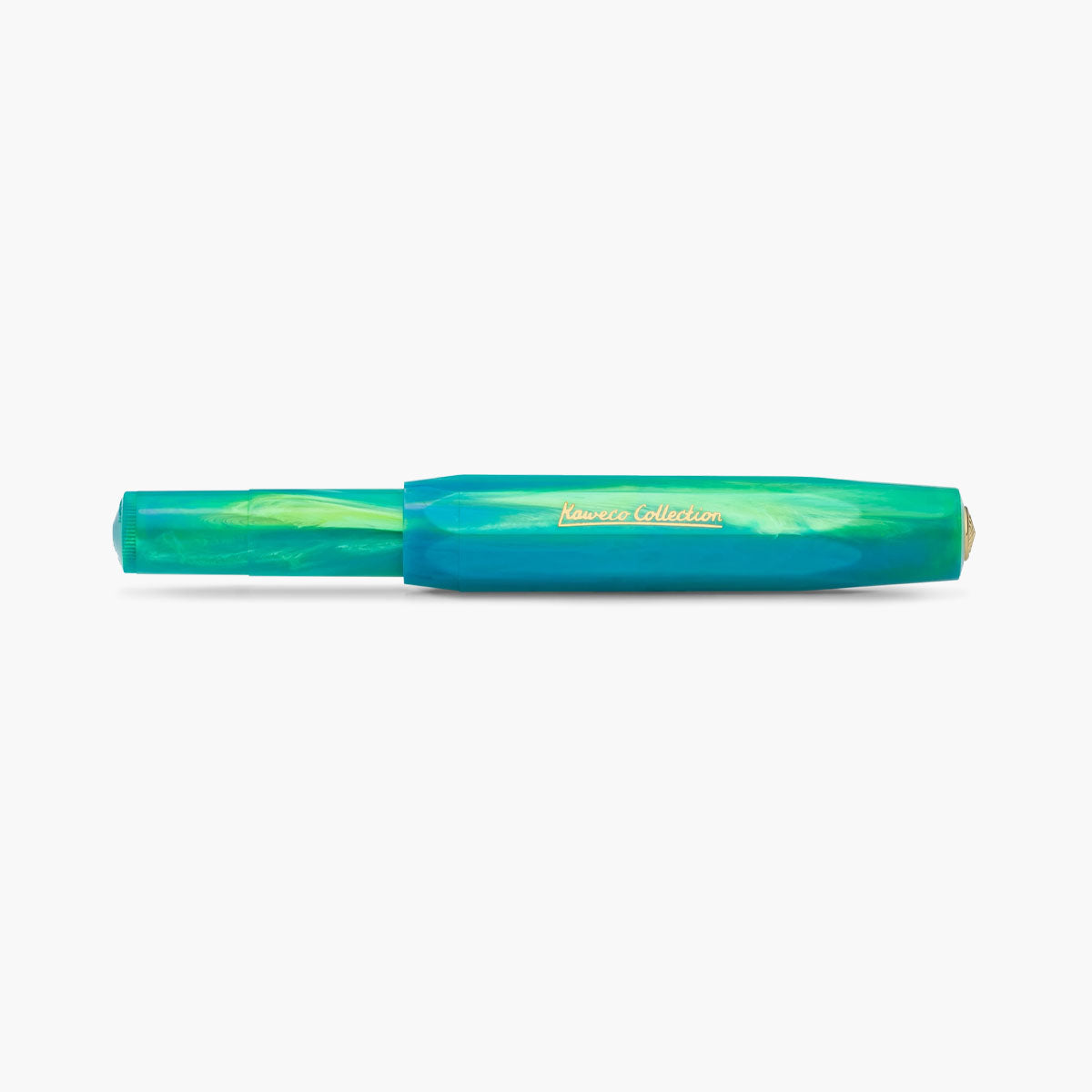 Pióro Kaweco Marble Ocean kolorach inspirowanych oceanem z perłowym wykończeniem ze złotą stalówką i napisem Kaweco Collection.