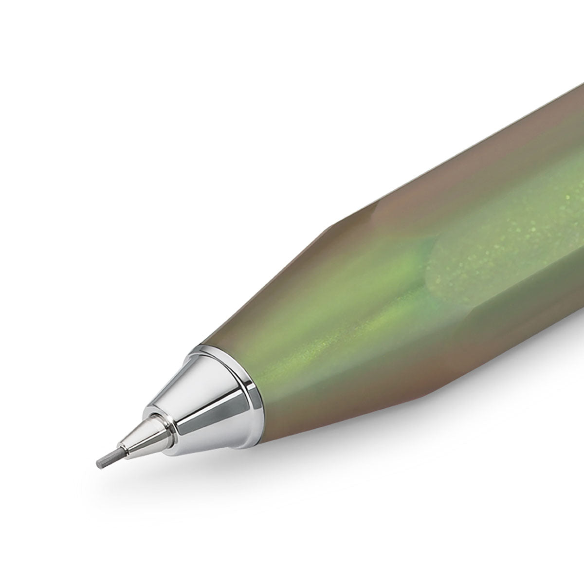 Grafit w ołówku mechanicznym marki Kaweco oraz fragment zielonego korpusu z srebrnym wykończeniem.