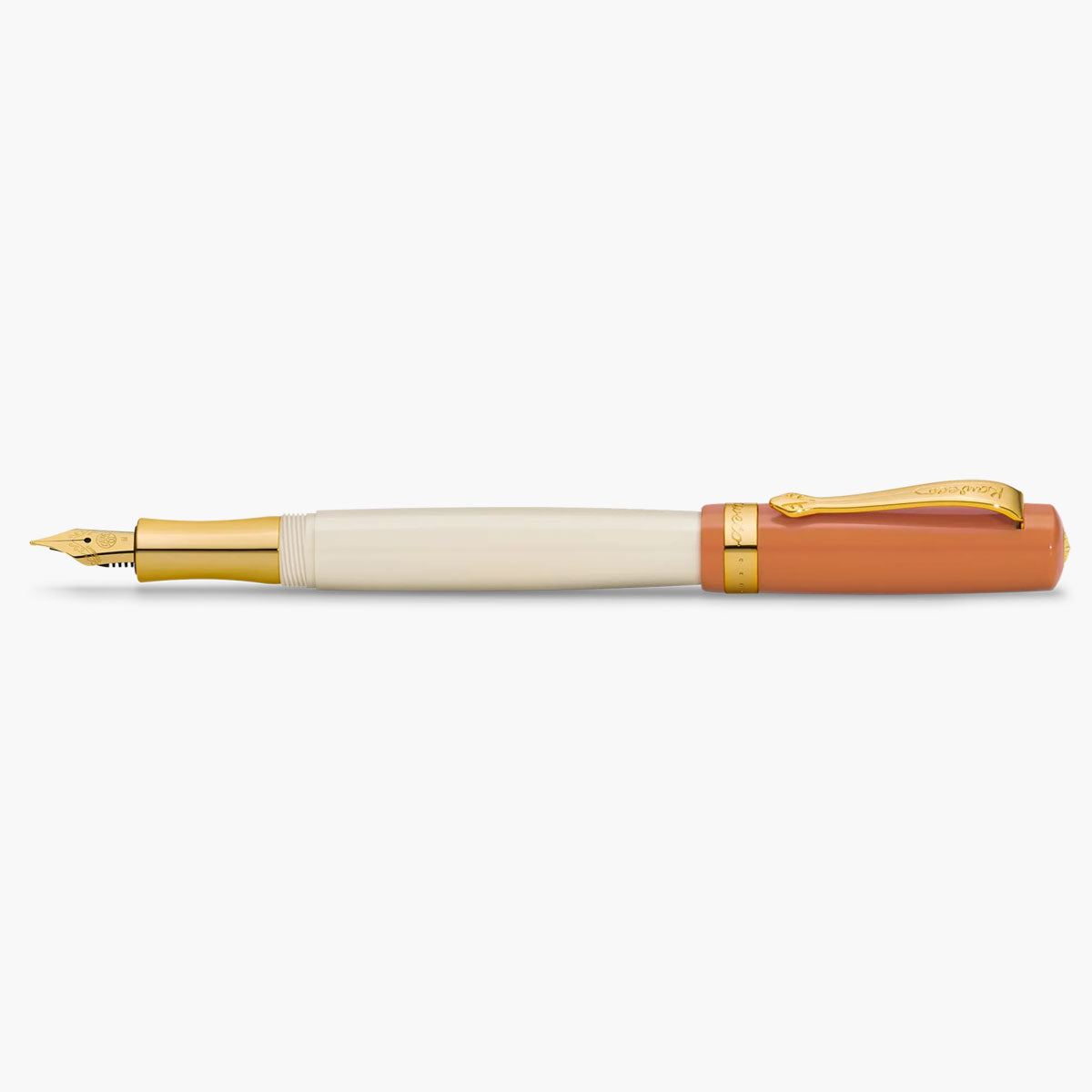 Otwarte pióro wieczne Kaweco Student w kolorach beżowym i pomarańczowym ze złotymi wykończeniami.