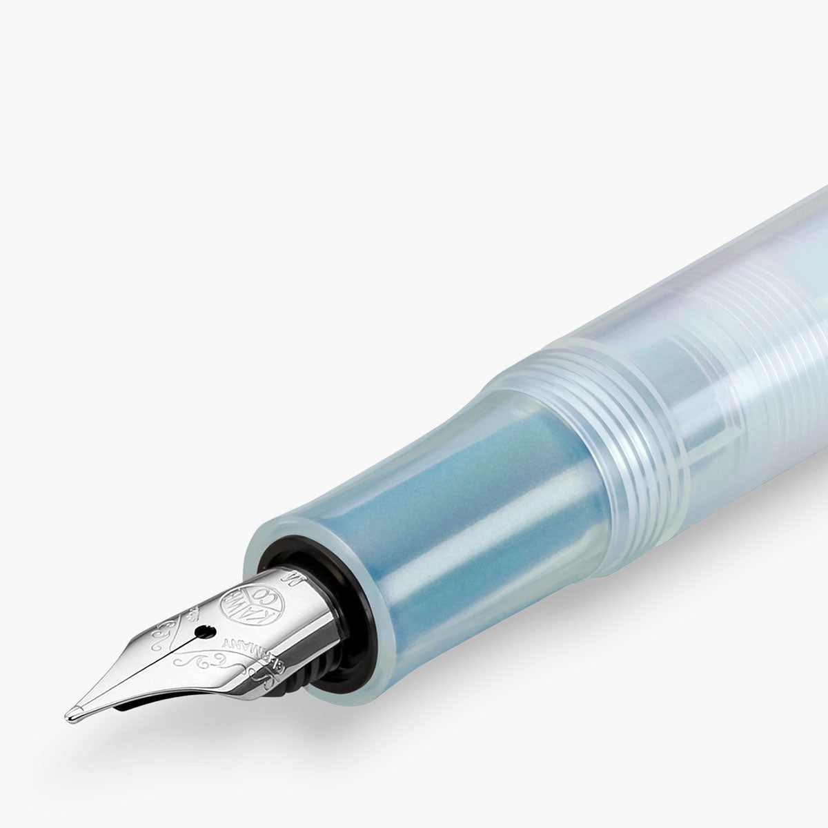 Srebrna stalówka z logo marki Kaweco w korpusie w biało-niebieskich odcieniach.