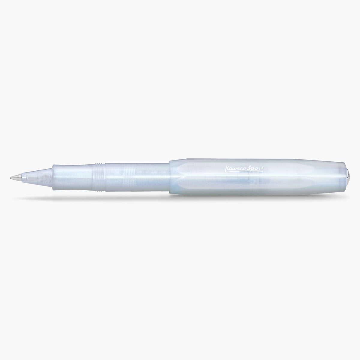 Pióro kulkowe Kaweco Lunar Sport Light Blue z fioletowo-niebieskim połyskiem  ze srebrną stalówką i napisem Kaweco Sport.
