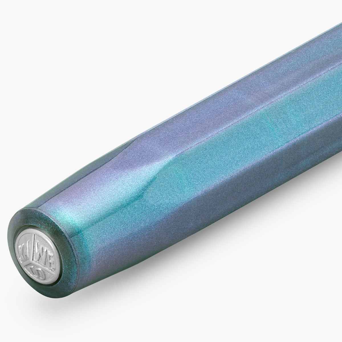 Zamknięte pióro Kaweco Lunar Sport z srebrnym wykończeniem z logo marki.