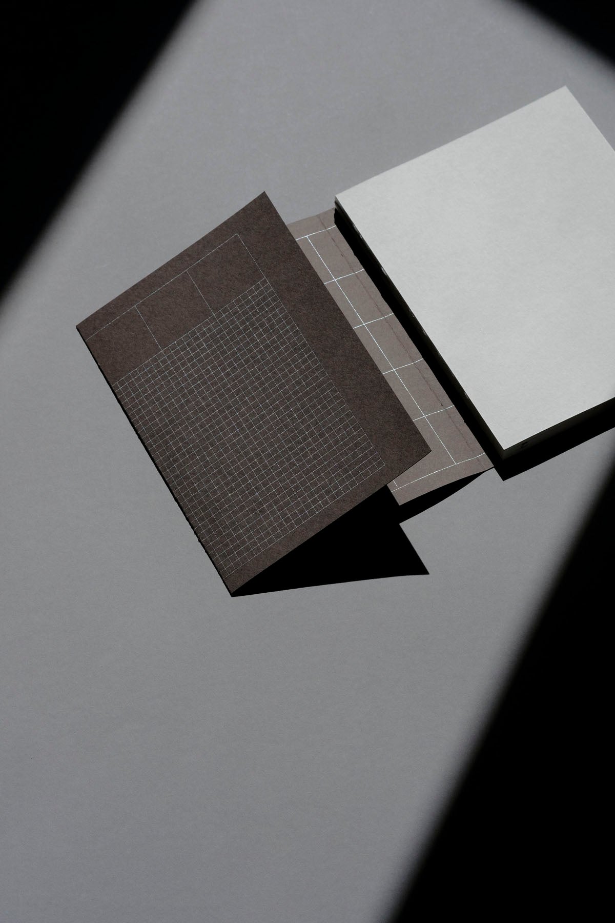 [PRZEDSPRZEDAŻ] Kalendarz Grid 2027 – smoke brown