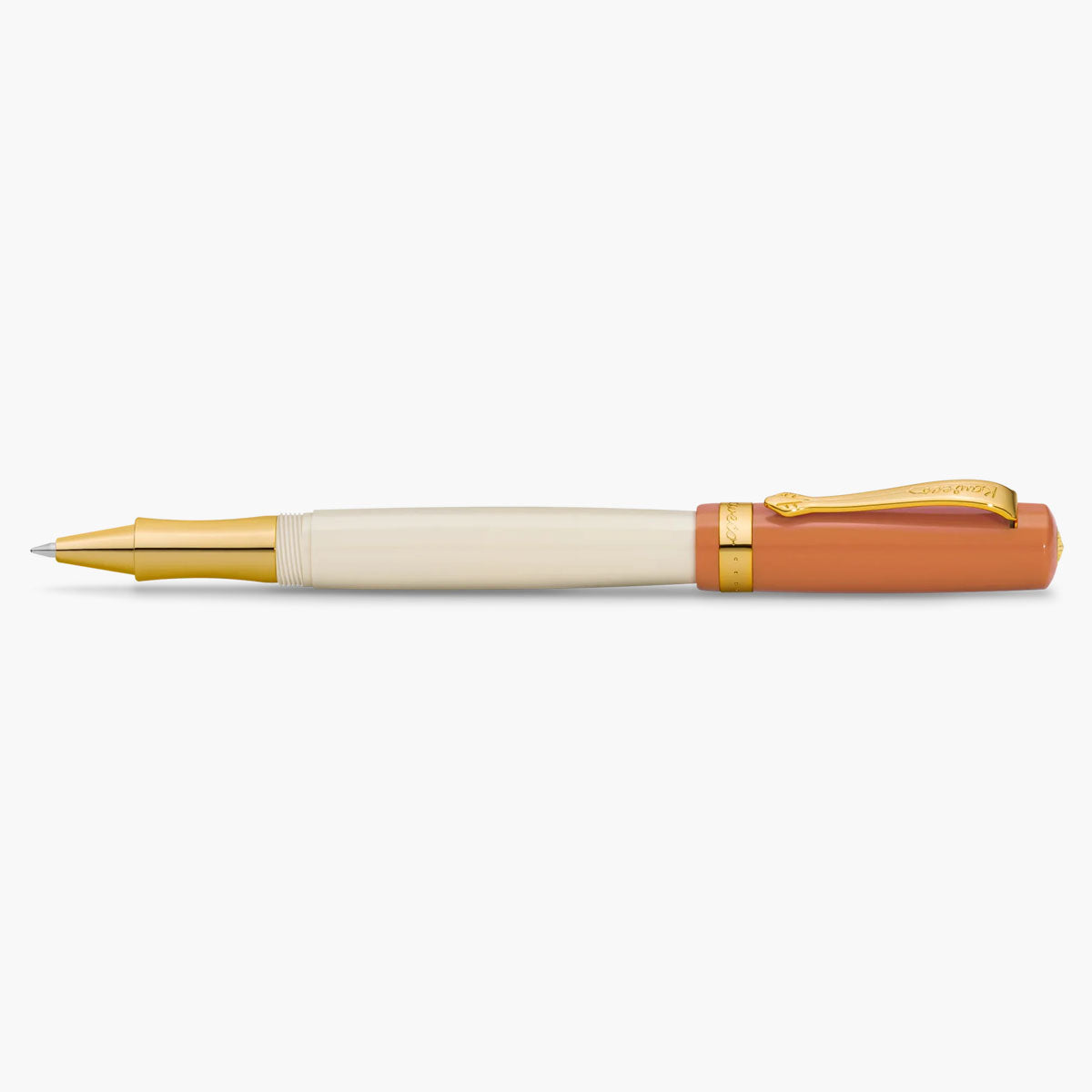 Otwarte pióro kulkowe Kaweco Student w kolorach beżowym i pomarańczowym ze złotymi wykończeniami.