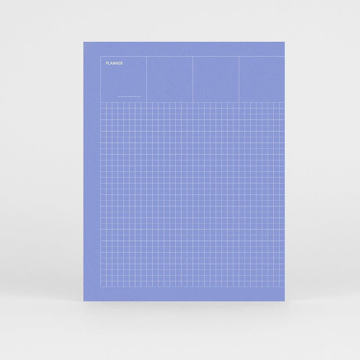 Planner niedatowany Grid w kolorze niebieskim i z srebrnym wzorem w kratkę na okładce.