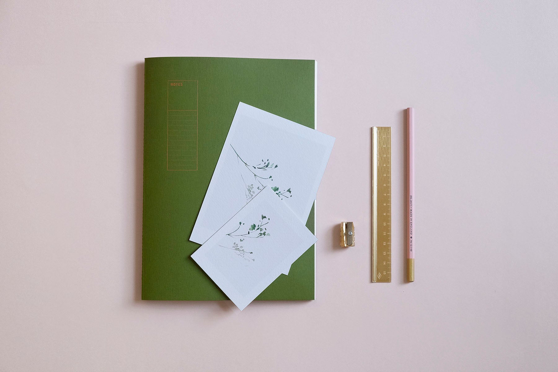 Jasnoróżowy ołówek 6B, Katie Leamon, design sklep papierniczy, domowe biuro